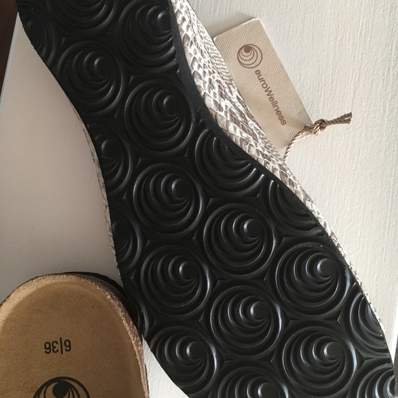 Beautiful comfortable sandals - Picture 2 of 2